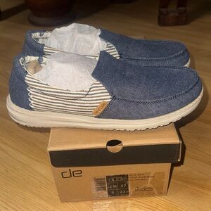 Hey Dude NEW NIB size 6 women’s youth 4 Blue and Beige Flats